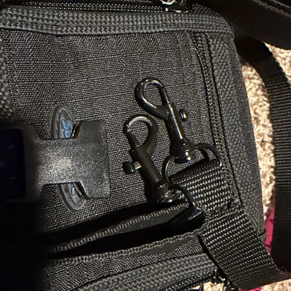 Samsonite camera bag / travel bag w/removeable strap & plenty of pockets - EUC!